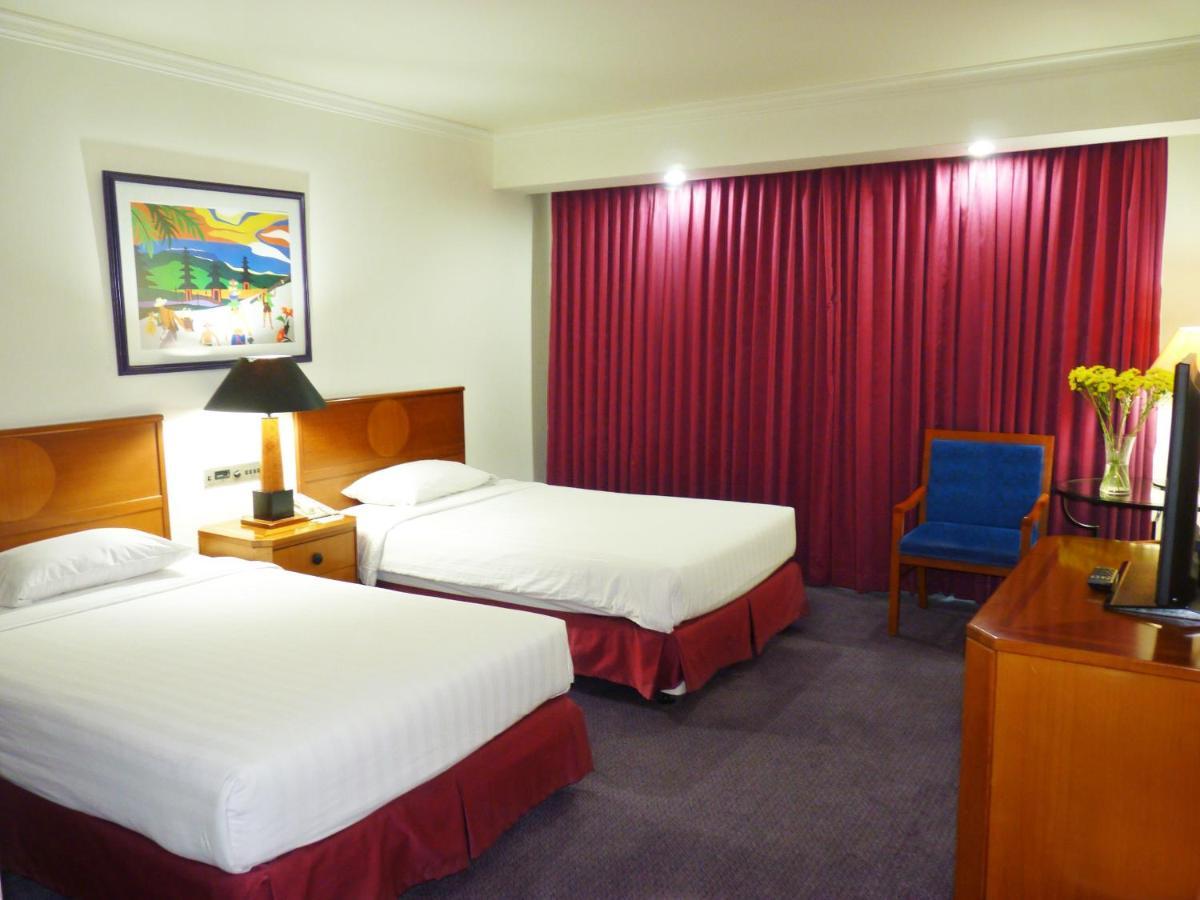Surabaya Suites Hotel Powered By Archipelago Zewnętrze zdjęcie